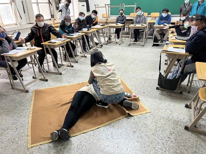 「BLS基本救命術培訓」課程訓練時數總計16小時，內容包含認識紅十字、基本救命術概述、心肺復甦術加自動體外電擊去顫器(AED)之使用、呼吸道異物哽塞、止血、包紮、傷患運送等，十分廣泛受用。（金門縣府觀光處提供）