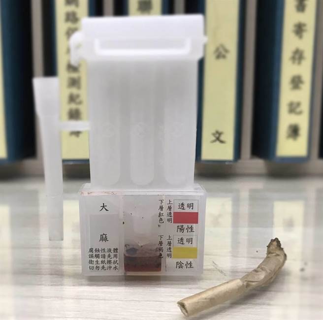 台南市警方13日凌晨在一家酒吧门口盘查，闻到大麻菸味，带回检验果然呈阳性反应。（读者提供／程炳璋台南传真）