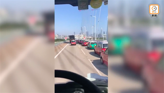 香港网上出现一段影片，香港深圳湾公路大桥上11日有数以百计的计程车，接载港人前往深圳湾出境口岸。（东网）