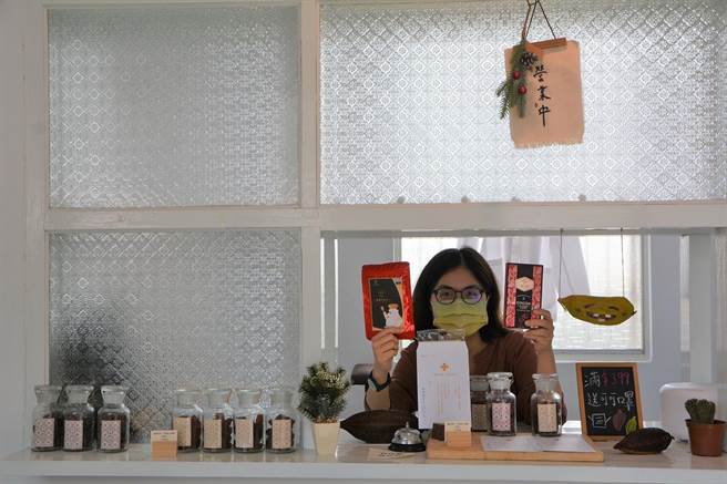 情人节甜滋滋，隐身乡间的可可产业行销据点「泗林卫生室」，近来无促销但业绩涨3成，业者分析，除应景外还有屏东可可品牌太给力。（谢佳潾摄）