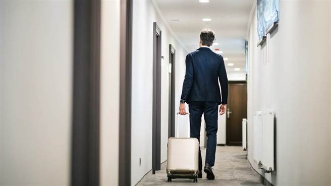 有民眾日前曾前往新竹市一家餐厅用餐，却接到新竹市卫生局电话通知要到防疫旅馆隔离，但须自费。（示意图／达志影像）