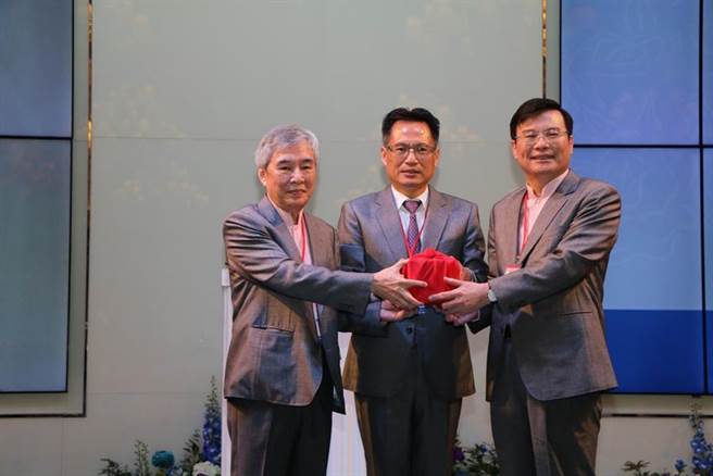 在前任中菁会长-圣晖工程科技董事长梁进利（中）监交下，新任中菁会长-皇将科技董事长顏德新（右），13日从卸任会长-霹雳国际多媒体董事长黄文章（左）的手中，接下印信，正式走马上任。图／刘朱松

