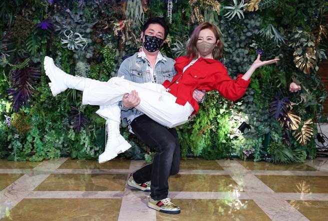 「87樂團」的艾成與王瞳擔任婚禮演唱嘉賓。（陳俊吉攝）