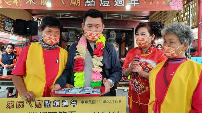 來自高雄市陳柏帆（左二）連擲12個聖筊，拿到「方府千歲加持」的66萬6666元創業金。（十七戶南天宮提供／劉秀芬台南傳真）