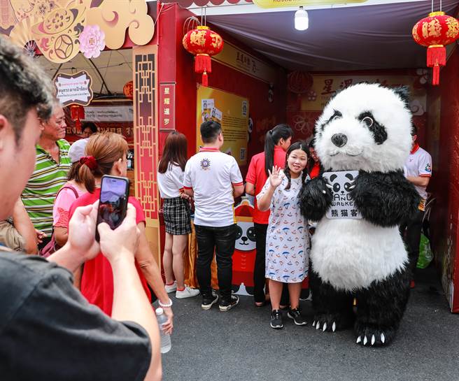 中国是亚洲许多国家旅游业的重要游客来源，但目前的清零政策很难让亚洲国家与中国建立旅游免检出入境措施，这将严重影响亚洲国家重振旅游业的强烈企图。图为在泰国旅游的中国游客。（图／新华社）