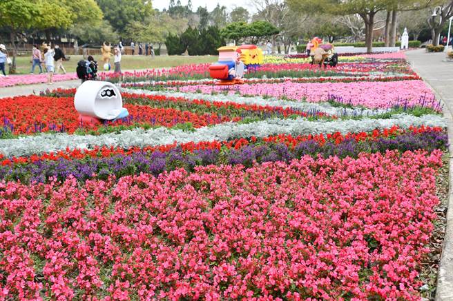 「2022花在彰化」13日下午閉幕，今年在地方各界齊心打造之下，園區各主題美輪美奐，成為春遊賞花避疫首選，13天以來參觀人潮突破70萬人次。（謝瓊雲攝）
