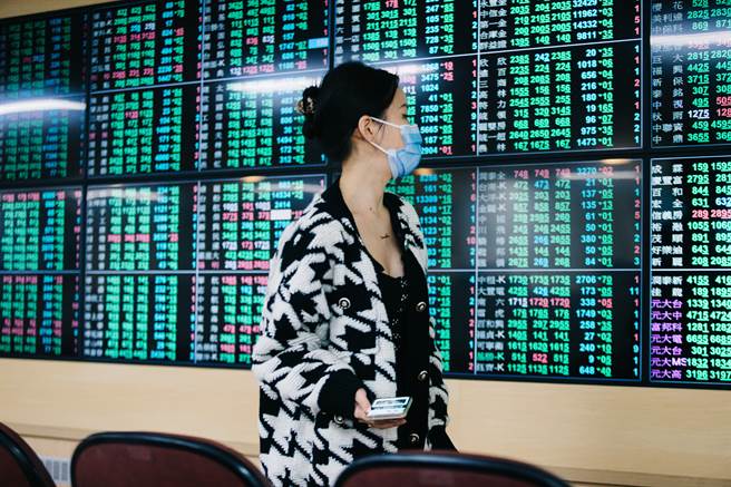 1名網友貼出3年多前的台股，一排個股遭打入跌停。（示意圖／報系資料照）