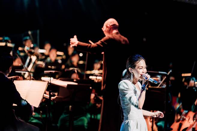 彭佳慧一連在12、13日於高雄衛武營歌劇院開唱，造型亮眼。（衛武營國家藝術文化中心提供）
