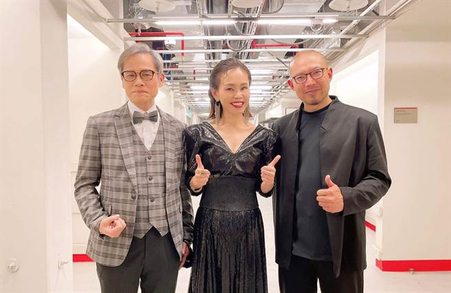 羅大佑（左起）在後台與彭佳慧、指揮家簡文彬開心合影。（衛武營國家藝術文化中心提供）