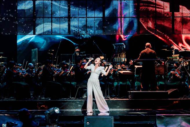 彭佳慧一連在12、13日於高雄衛武營歌劇院開唱，造型亮眼。（衛武營國家藝術文化中心提供）