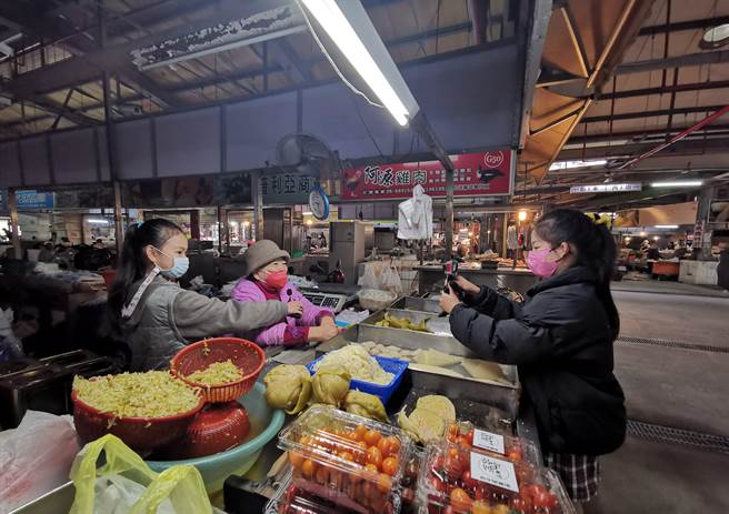 台南市麻豆区培文国小学童至菜市场访问卖咸菜老板至作咸菜方法。（刘秀芬摄）