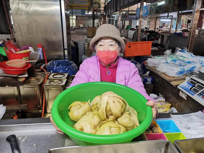 台南市麻豆市场卖咸菜阿丽阿嬷家三代以前都在咸菜巷腌咸菜。（刘秀芬摄）
