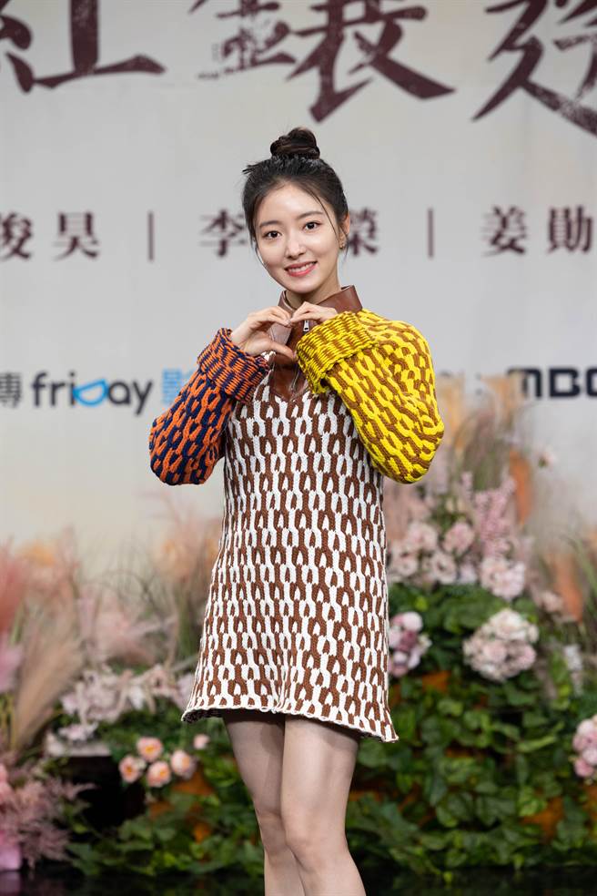 李世荣俏皮对台湾粉丝比爱心。（friDay影音提供）