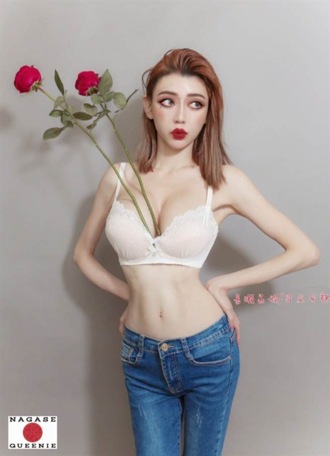 长濑昆妮近日把鲜花插在事业线里，活变超性感人体花瓶，更说出露骨字句让网友受不了了。(图/ 摘自长濑昆妮/日文女神脸书)