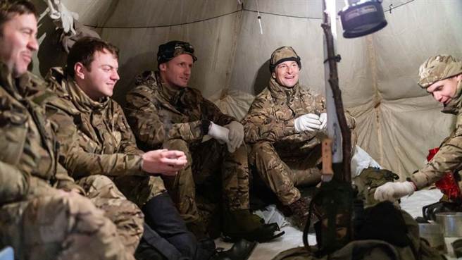 与其他陆战队员同住的格里尔斯(右二)。(图/Royal Navy)