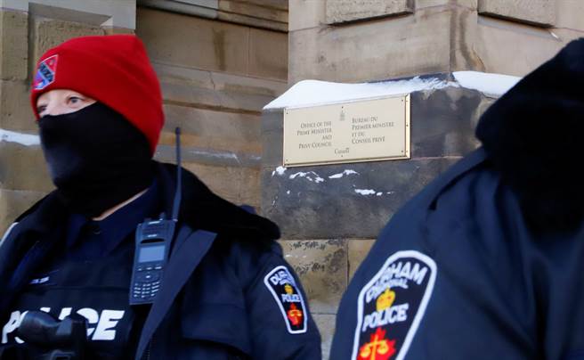 英国杜伦市（Durham）警队9日下午收到线上求援通报，一名焦虑的妇人表示入侵者企图进入她家。(示意图/路透社)