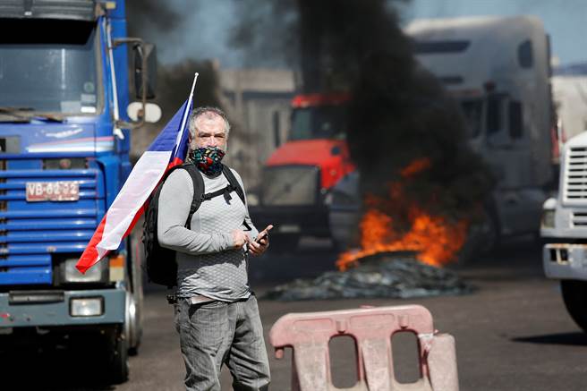 在港口城市伊基克（Iquique），卡車司機封鎖了通往機場道路，迫使所有進出航班不得不取消。 (圖/路透社)