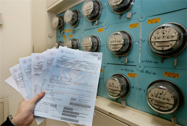 一名网友表示，因为冬天开了一样电器，结果收到帐单时一看崩溃。示意图。(资料照/刘宗龙摄)