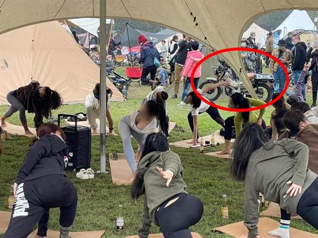 有网友好奇询问红圈处的机车型号，但不少网友全歪楼关注照片中的女性身材。（翻摄脸书社团《爆废公社》）