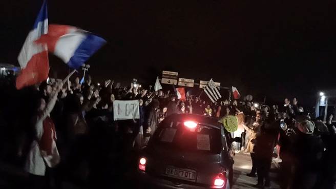 法国警方已禁止这场游行，面对车队不顾禁令前来，迅速採取行动在进城各路口试图拦车，对违反禁令参加示威的民眾开出罚单。(图/路透社) 