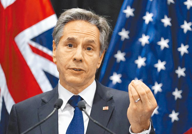 美国公布《印太战略报告》后，国务卿布林肯12日访问斐济，将宣布重开索罗门群岛的美国大使馆，以抗衡中国当地影响力。（路透）