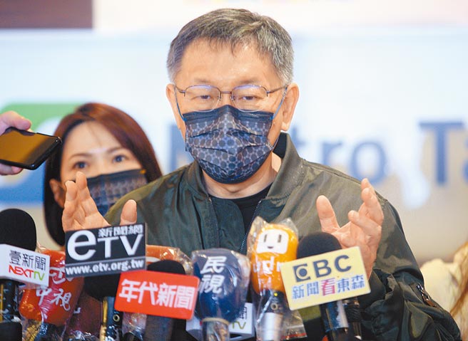 面對通貨膨脹問題，民進黨立委鄭運鵬稱，物價上漲與薪資連動，對國人是正面訊息。對此，台北市長柯文哲（中）12日質疑鄭運鵬經濟學是念哪本教科書。（張鎧乙攝）