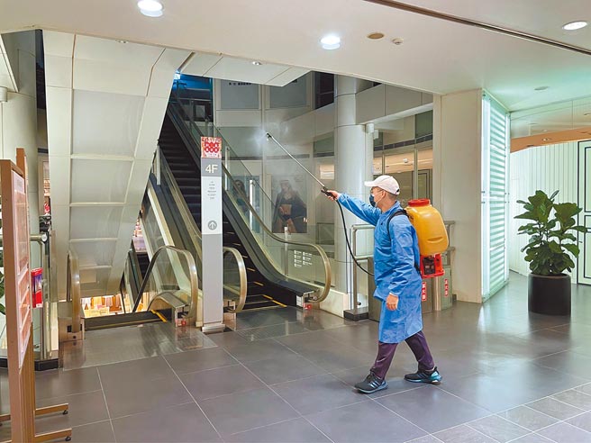 中研院生医所兼任研究员何美乡指出，台湾现阶段防疫策略不宜清零，而是要以「最低的危害」控制社区传播。图为台南市府针对确诊者涉足场域进行清消。（台南市政府提供／曹婷婷台南传真）