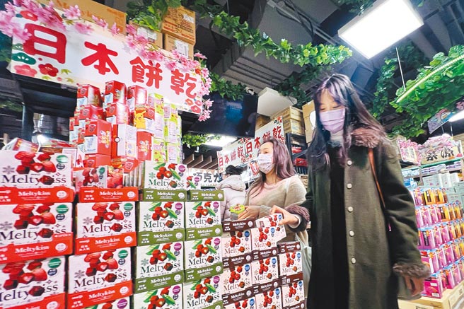 民眾在卖场选购日本进口零食。（范扬光摄，新闻示意图，图中卖场并未贩售福岛灾区食品）