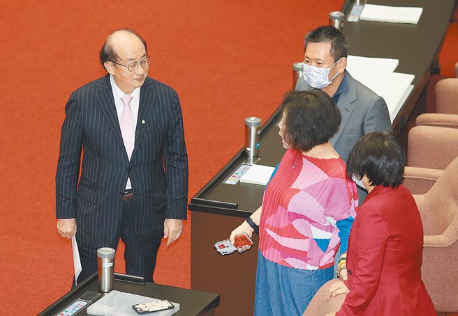 日本福岛周边5县市食品将进口来台，引发各界关注，在野党立委强力要求立院将相关行政命令由备查改为审查。图为民进党团总召柯建铭（左）在议场内与立委沟通。（本报资料照片）