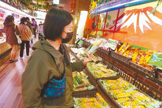 台湾将有条件开放日本5县市农产品的进口，不少家长忧心相关食材成为校园营养午餐食材。图为民眾在卖场选购日本进口商品。（本报资料照片，图为示意图，非福岛食品）