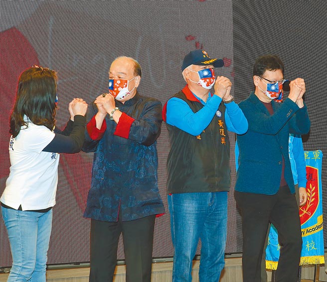 戰鬥藍發起人趙少康認為藍白合作才能成事。圖為陸軍官校專修班校友會12日舉行校友年會活動，應邀出席的資深媒體人趙少康（右）、國民黨黃復興黨部主委季麟連（右二）拱手拜年。（陳怡誠攝）