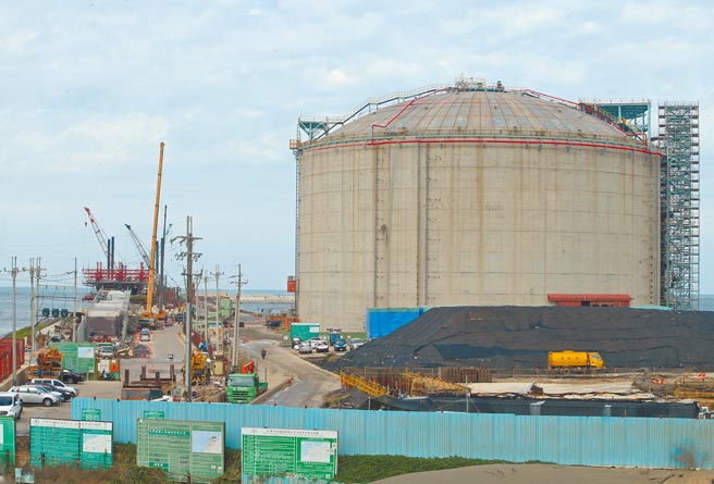 三接目標2025供氣，可望減少中南部空氣汙染。圖為桃園觀音區第三接收站工地的天然氣儲存槽。（本報資料照片）