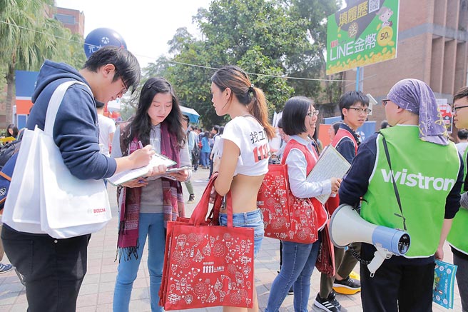 虎年企业释出的工作机会比去年更多，应届毕业生不妨现在就着手履歷、自传准备，不要等到5、6月竞争更激烈才开始进行，「早鸟」总是有更好机会。图为2017年台大校园徵才企业博览会。（本报资料照片）