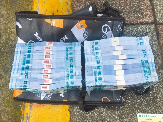 警方當場將陳姓車手逮捕，發現200萬保證金中僅有3張真鈔，其餘都是偽鈔。(翻攝照片／林郁平台北傳真）