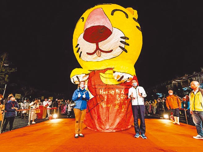 新北市长侯友宜邀请美国在台协会处长孙晓雅（Sandra Oudkirk）共同施放20呎「福虎」主灯。（新北市观旅局提供／叶书宏新北传真）