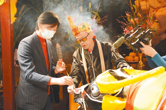 圣母庙春牛春节期间请来台南市文化局长叶泽山（左）完成开光点睛，庙方考虑復办鞭春牛与抢春牛仪式。（正统鹿耳门圣母庙提供／程炳璋台南传真）