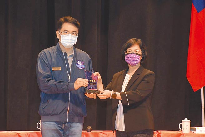 彰化县劳工处长柯呈枋（左）14日起回任县府参议，将代表彰化县长王惠美（右）跑府外行程，宣导县政政绩、全力辅选。（彰化县政府提供／谢琼云彰化传真）