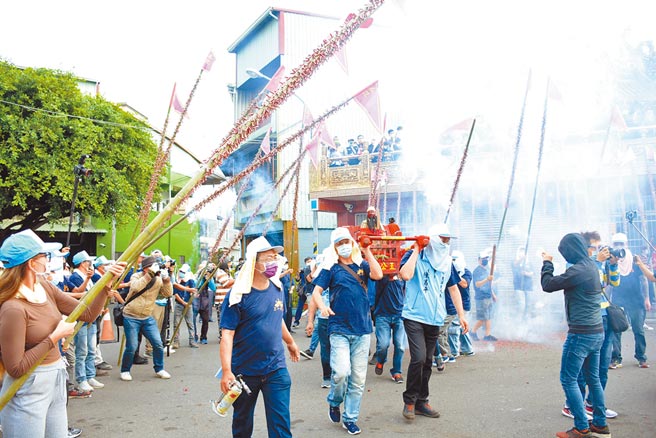 屏东市林仔内三山国王庙竹竿炮12日登场，虽规模缩小，仍吸引不少信徒参与。（林和生摄）