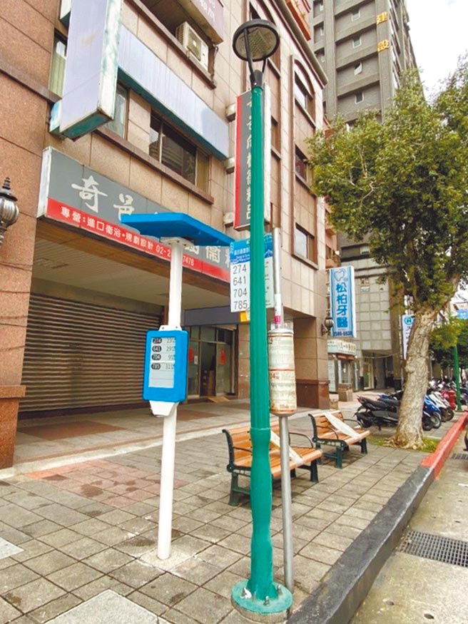 台北市议员锺佩玲发现，重庆北路3段某智慧站牌设置因委外设计不当，导致现场呈现路灯、传统公车站牌及智慧型站牌「多杆林立」的窘况，背离市府减杆目标也毁坏市容，让民眾眼花撩乱。（锺佩玲提供／黄婉婷台北传真）
