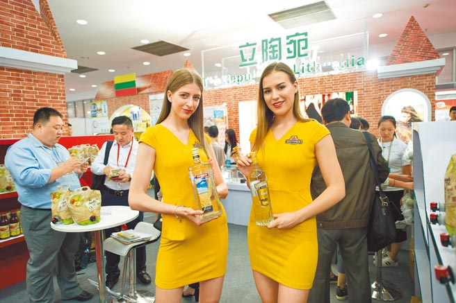 圖為兩名模特在展示立陶宛特產的酒。（新華社）