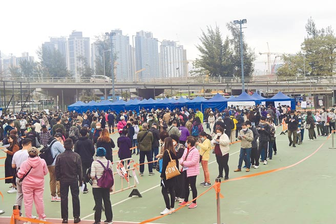 香港疫情持續升溫，官員稱暫不考慮封城。圖為10日香港民眾大排長龍核酸檢測。（中新社）