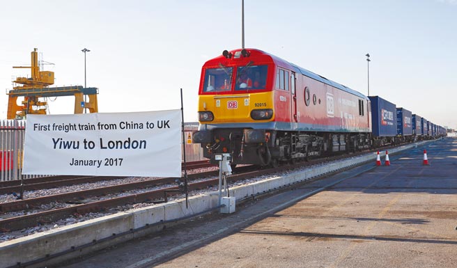 英国首相强森传出正计画重启已搁置多年的对华经贸会议，但这项决定可能引发保守党议员的强烈反对。图为2017年1月首列中英贸易直通车抵达伦敦。（新华社）