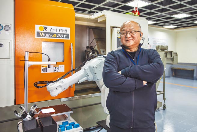 敏实集团创办人秦荣华说，智慧化生产是世界趋势，「未来工厂」需要大量的软、硬件人才，学生在智慧制造生产中心可以把很多东西熟练起来。（罗浚滨摄）