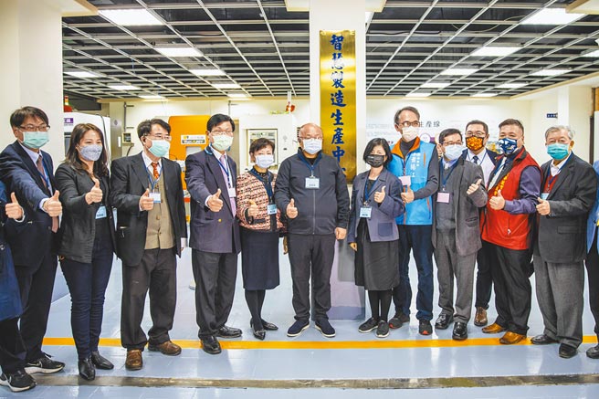 敏实科技大学人工智慧学院智慧制造生产中心，由世界百大汽车零组件的敏实集团创办人秦荣华（中）等人热闹揭牌。（罗浚滨摄）