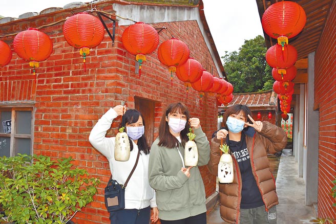 头份市芦竹湳好采头艺术祭12日登场，自制菜头灯是最受欢迎的活动之一。（谢明俊摄）