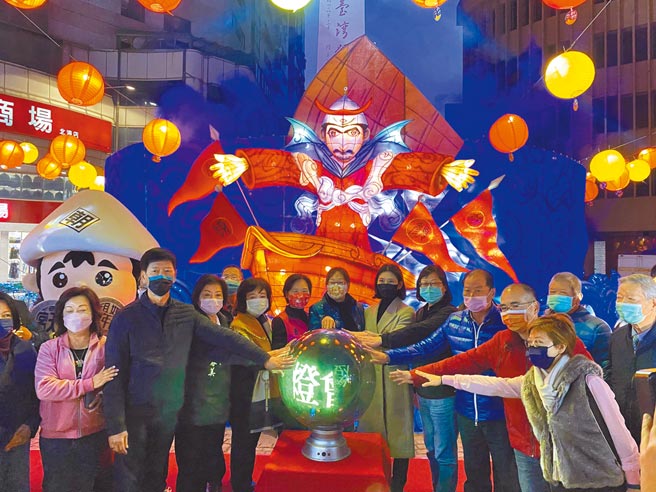2022北港燈會6大光環境12日在北港顏思齊圓環舉行啟燈儀式，以「開台400年大航海時代顏思齊」浮雕漫畫展現360度的光影特色。（周麗蘭攝）