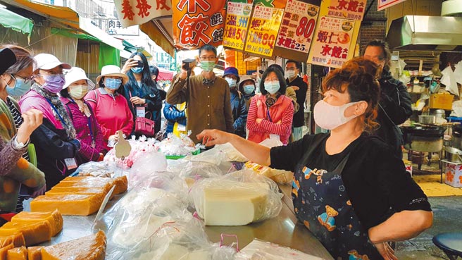 嘉义市文化局举办母语日活动，带民眾走读东市场。（嘉义市文化局提供／廖素慧嘉市传真）