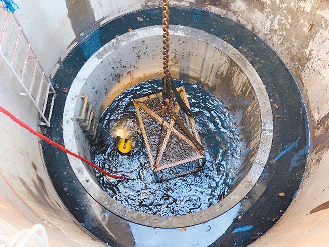 高雄市凯旋主干管高难度的污水取水作业施工难度高，工作人员需设法深入地下18米进行水中作业。（高雄市水利局提供／林雅惠传真）