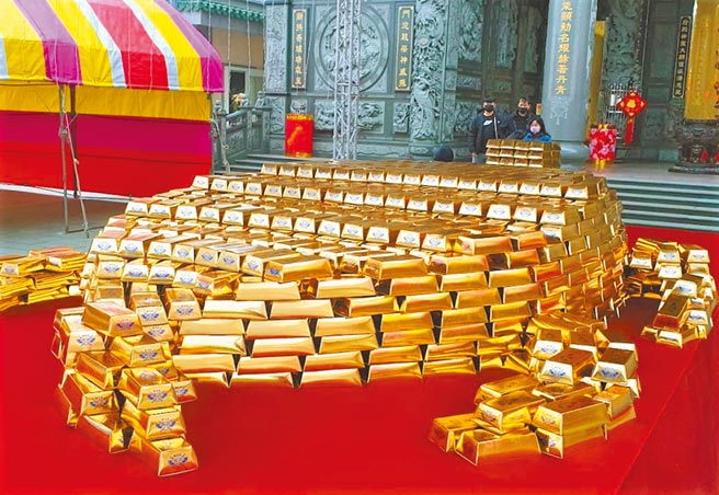 澎湖元宵强强滚，今年湖西显济殿创意「巨无霸金砖龟王」很吸睛。（陈可文摄）