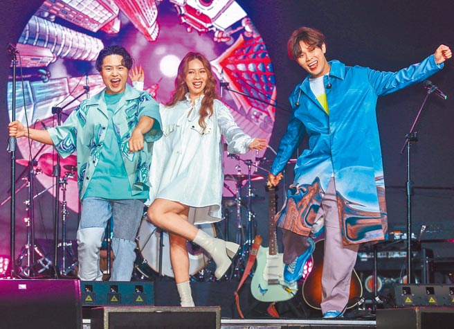 告五人昨在台北Legacy舉辦演唱會。（粘耿豪攝）